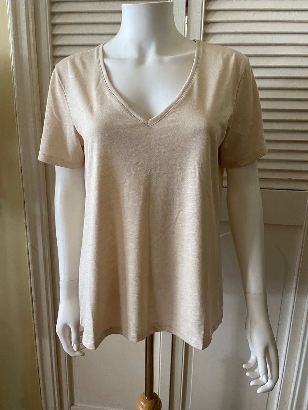 THEORY Classic V-Neck Short Sleeve Top - Cream Size M